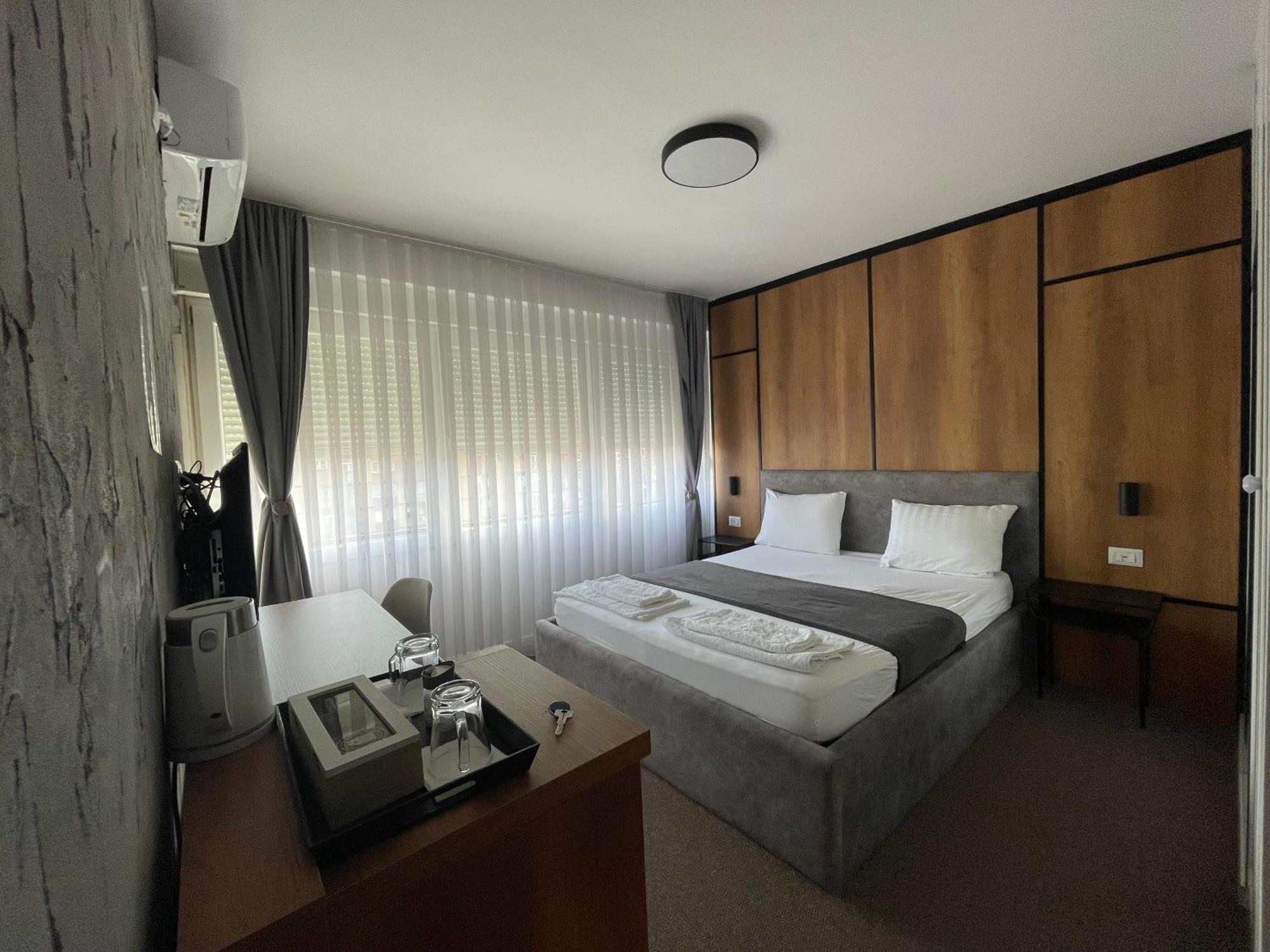 New Prishtina Luxury Rooms Prishtine Bagian luar foto