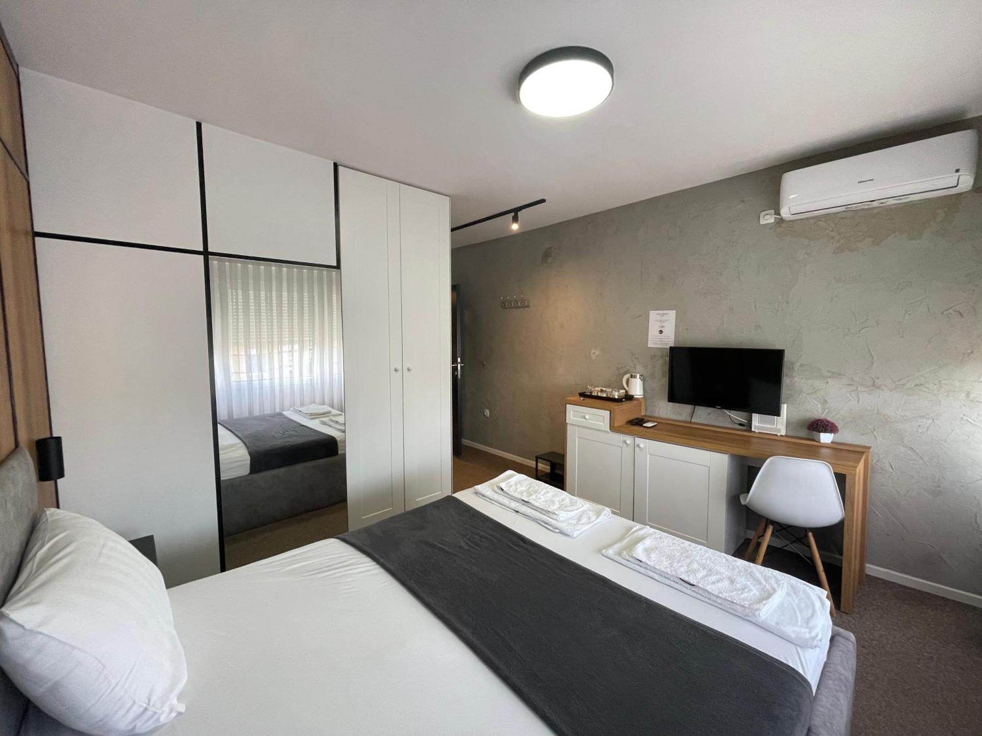 New Prishtina Luxury Rooms Prishtine Bagian luar foto
