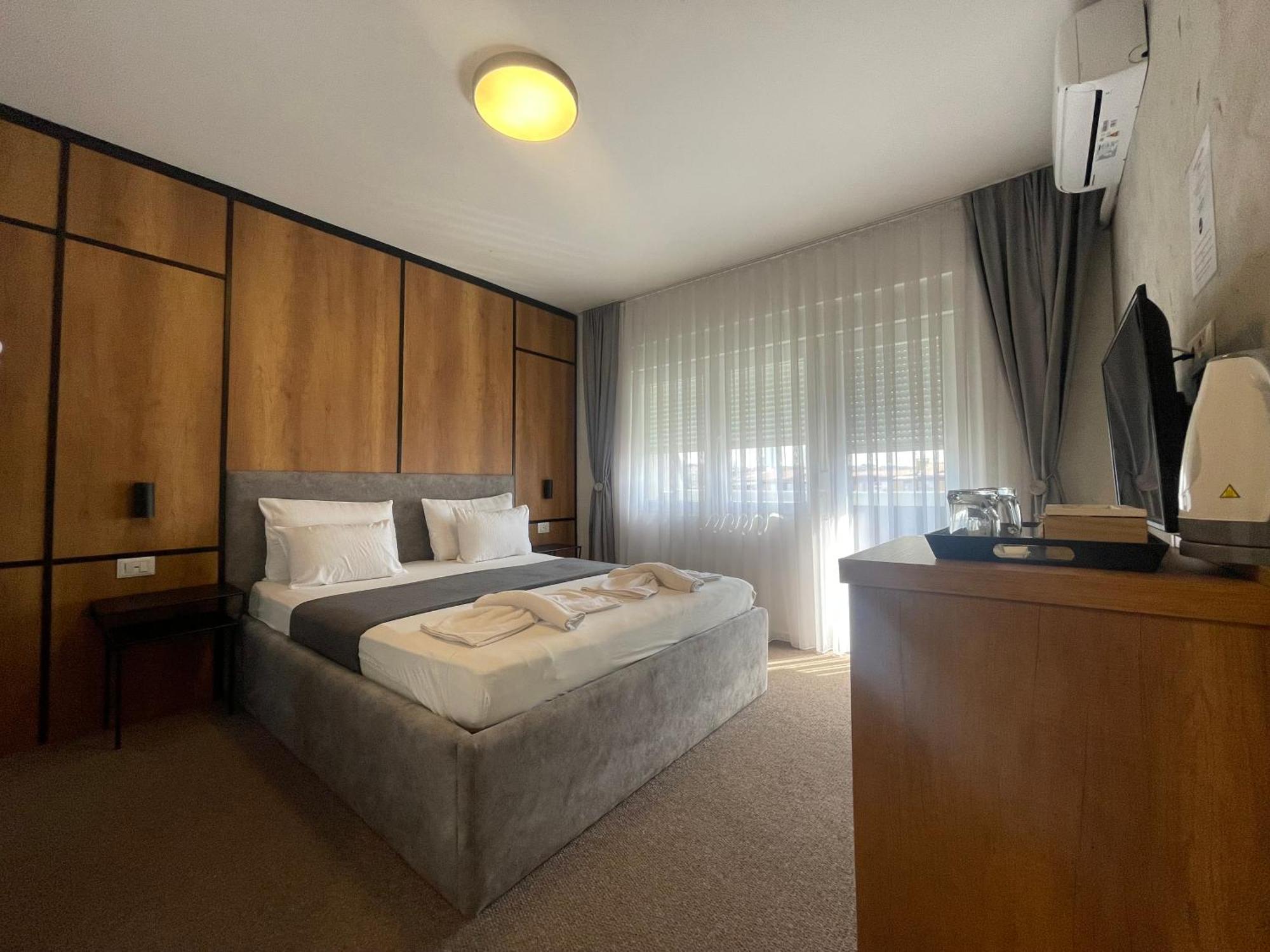 New Prishtina Luxury Rooms Prishtine Bagian luar foto